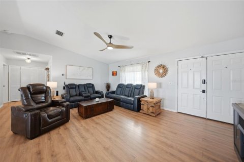 House in Cape Coral, Florida 3 bedrooms, 151.71 sq.m. № 2111317 - photo 3