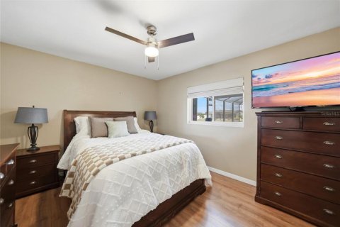 House in Cape Coral, Florida 3 bedrooms, 151.71 sq.m. № 2111317 - photo 20
