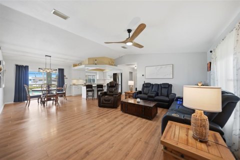 House in Cape Coral, Florida 3 bedrooms, 151.71 sq.m. № 2111317 - photo 5