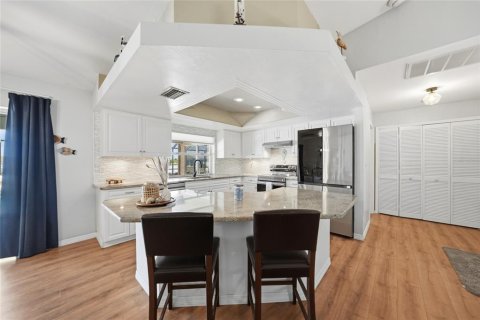 House in Cape Coral, Florida 3 bedrooms, 151.71 sq.m. № 2111317 - photo 9
