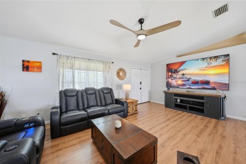 House in Cape Coral, Florida 3 bedrooms, 151.71 sq.m. № 2111317 - photo 6