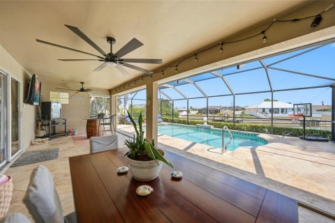 House in Cape Coral, Florida 3 bedrooms, 151.71 sq.m. № 2111317 - photo 30