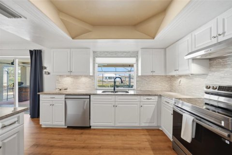 House in Cape Coral, Florida 3 bedrooms, 151.71 sq.m. № 2111317 - photo 8