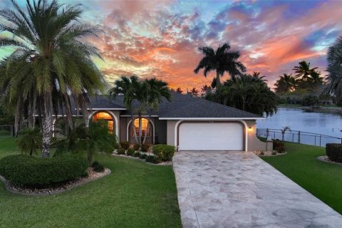 House in Cape Coral, Florida 3 bedrooms, 151.71 sq.m. № 2111317