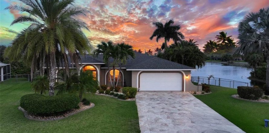 House in Cape Coral, Florida 3 bedrooms, 151.71 sq.m. № 2111317