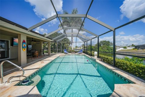 House in Cape Coral, Florida 3 bedrooms, 151.71 sq.m. № 2111317 - photo 2