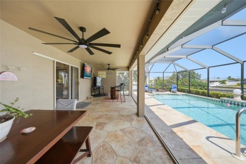 House in Cape Coral, Florida 3 bedrooms, 151.71 sq.m. № 2111317 - photo 29