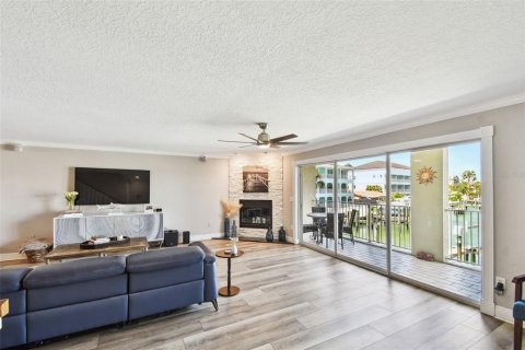 Townhouse in Treasure Island, Florida 3 bedrooms, 227.42 sq.m. № 1572165 - photo 8
