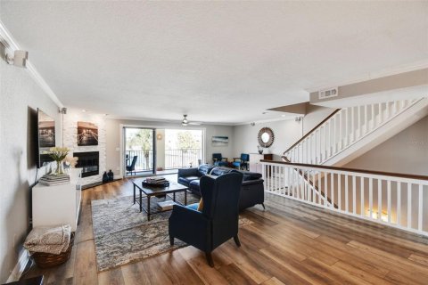Townhouse in Treasure Island, Florida 3 bedrooms, 227.42 sq.m. № 1572165 - photo 15