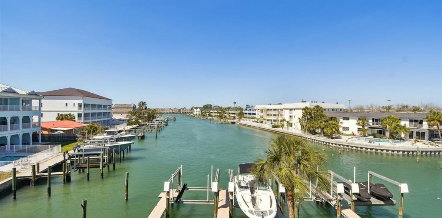 Townhouse in Treasure Island, Florida 3 bedrooms, 227.42 sq.m. № 1572165