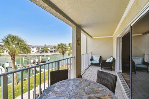 Townhouse in Treasure Island, Florida 3 bedrooms, 227.42 sq.m. № 1572165 - photo 13