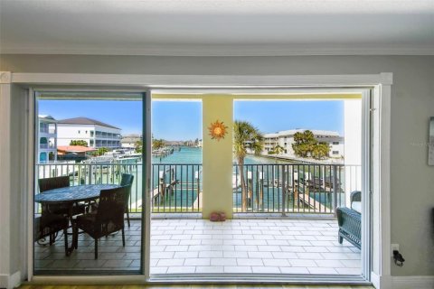 Townhouse in Treasure Island, Florida 3 bedrooms, 227.42 sq.m. № 1572165 - photo 10