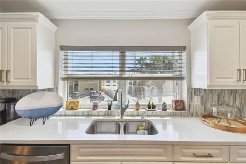 Townhouse in Treasure Island, Florida 3 bedrooms, 227.42 sq.m. № 1572165 - photo 22