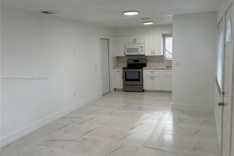 Commercial property in Hialeah, Florida 281.49 sq.m. № 1938262 - photo 23
