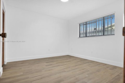 Commercial property in Hialeah, Florida 281.49 sq.m. № 1938262 - photo 14