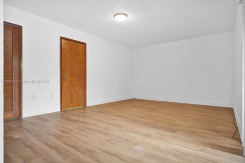 Immobilier commercial à vendre à Hialeah, Floride: 281.49 m2 № 1938262 - photo 17