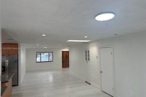 Propiedad comercial en venta en Hialeah, Florida, 281.49 m2 № 1938262 - foto 6