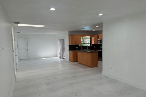 Propiedad comercial en venta en Hialeah, Florida, 281.49 m2 № 1938262 - foto 8