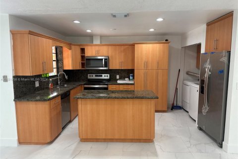 Commercial property in Hialeah, Florida 281.49 sq.m. № 1938262 - photo 9