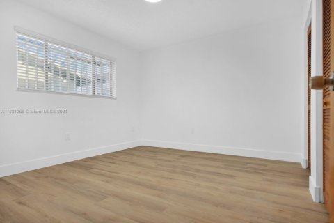 Commercial property in Hialeah, Florida 281.49 sq.m. № 1938262 - photo 13