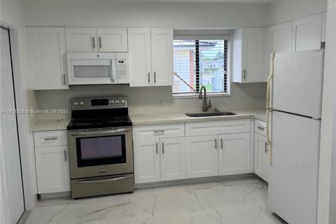 Commercial property in Hialeah, Florida 281.49 sq.m. № 1938262 - photo 22
