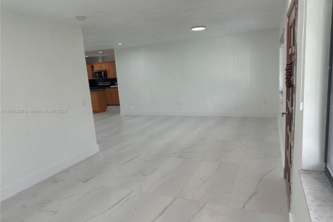 Commercial property in Hialeah, Florida 281.49 sq.m. № 1938262 - photo 4