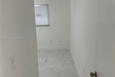 Commercial property in Hialeah, Florida 281.49 sq.m. № 1938262 - photo 26
