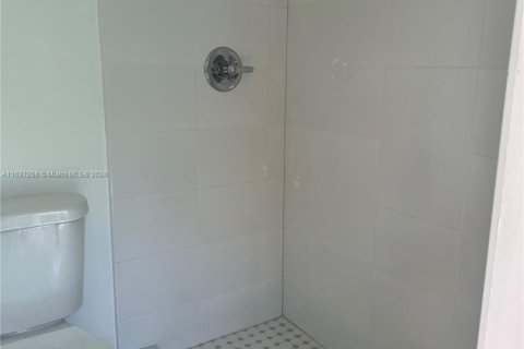 Commercial property in Hialeah, Florida 281.49 sq.m. № 1938262 - photo 18