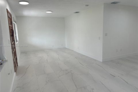 Commercial property in Hialeah, Florida 281.49 sq.m. № 1938262 - photo 12