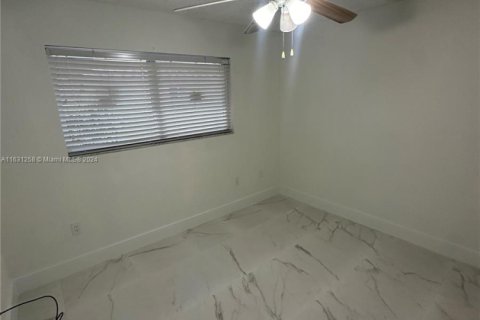 Immobilier commercial à vendre à Hialeah, Floride: 281.49 m2 № 1938262 - photo 27