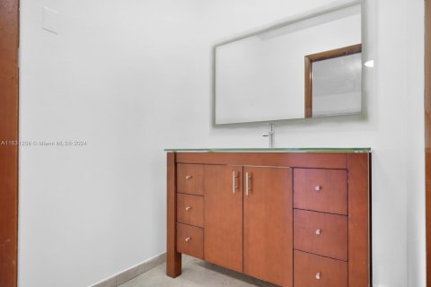 Commercial property in Hialeah, Florida 281.49 sq.m. № 1938262 - photo 15