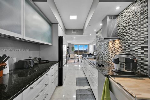 Condo in Hallandale Beach, Florida, 3 bedrooms  № 2376896 - photo 15