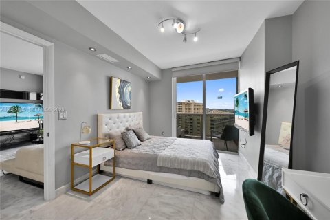 Condo in Hallandale Beach, Florida, 3 bedrooms  № 2376896 - photo 24