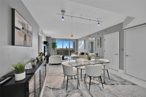 Condo in Hallandale Beach, Florida, 3 bedrooms  № 2376896 - photo 9
