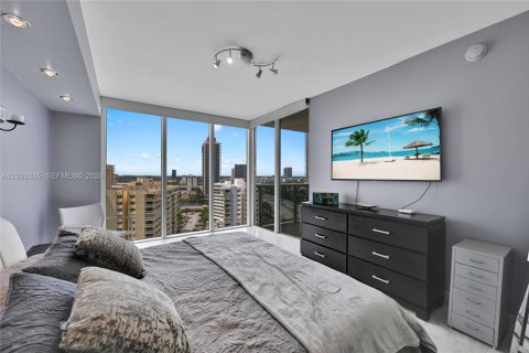 Condo in Hallandale Beach, Florida, 3 bedrooms  № 2376896 - photo 19