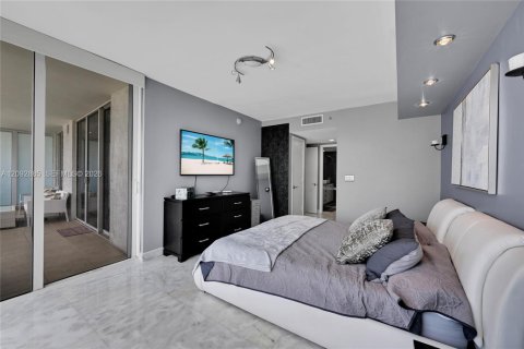 Condo in Hallandale Beach, Florida, 3 bedrooms  № 2376896 - photo 20
