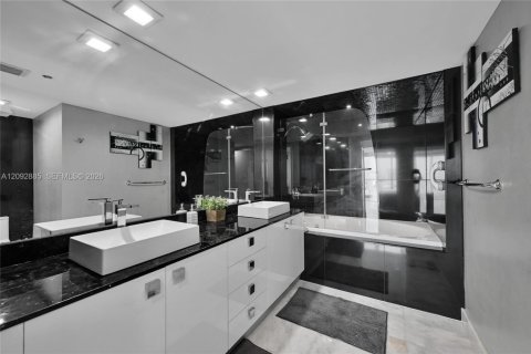 Condo in Hallandale Beach, Florida, 3 bedrooms  № 2376896 - photo 21