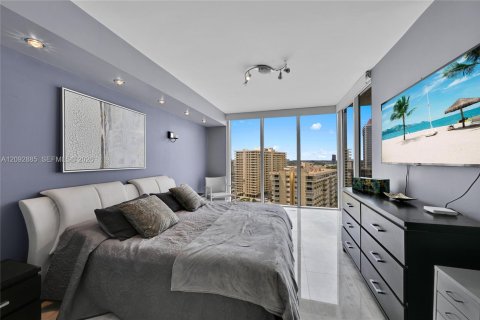 Condo in Hallandale Beach, Florida, 3 bedrooms  № 2376896 - photo 18