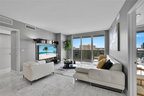 Condo in Hallandale Beach, Florida, 3 bedrooms  № 2376896 - photo 2
