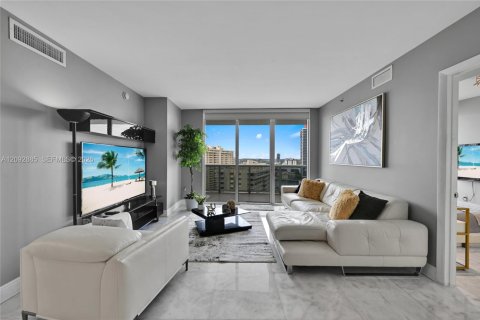 Condo in Hallandale Beach, Florida, 3 bedrooms  № 2376896 - photo 3