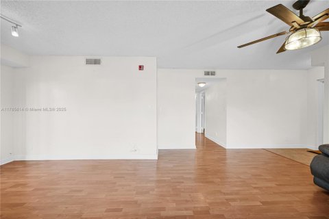 Condominio en venta en Tamarac, Florida, 2 dormitorios, 91.42 m2 № 1711704 - foto 3