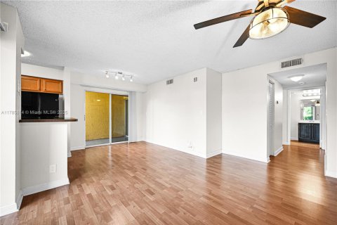 Condominio en venta en Tamarac, Florida, 2 dormitorios, 91.42 m2 № 1711704 - foto 2