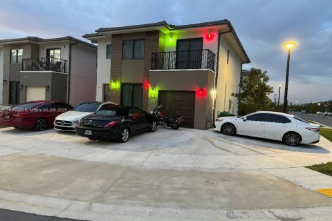 Снять в аренду коммерческую недвижимость в Флорида-Сити, Флорида 37.16м2, № 1949609 - фото 1