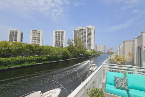 Снять в аренду кондоминиум в Норт-Майами-Бич, Флорида 2 спальни, 129.51м2, № 1929633 - фото 3