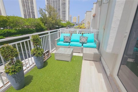 Снять в аренду кондоминиум в Норт-Майами-Бич, Флорида 2 спальни, 129.51м2, № 1929633 - фото 2