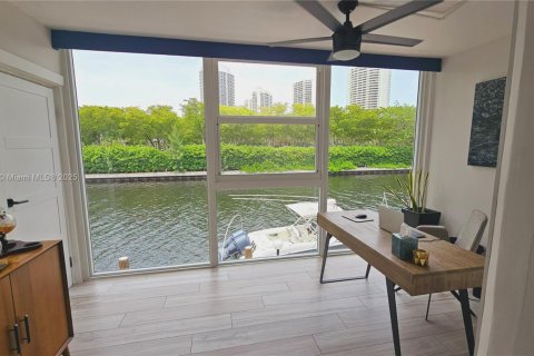 Снять в аренду кондоминиум в Норт-Майами-Бич, Флорида 2 спальни, 129.51м2, № 1929633 - фото 1