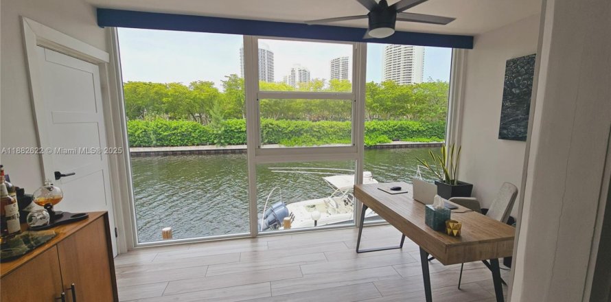 Кондоминиум с 2 спальнями в Норт-Майами-Бич, Флорида № 1929633