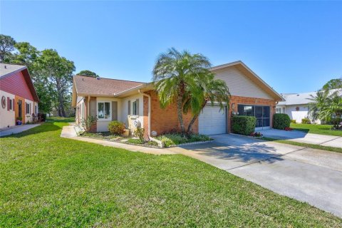 House in Palm Harbor, Florida 2 bedrooms, 123.75 sq.m. № 1597432 - photo 1