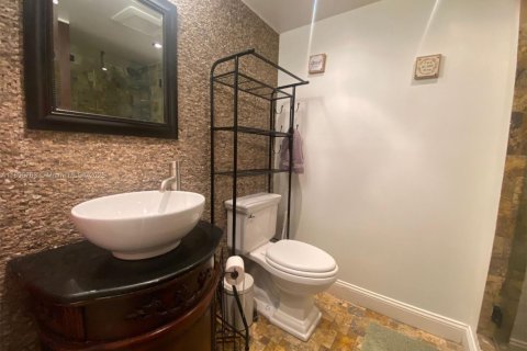 Condo in Miami Beach, Florida, 1 bedroom  № 2012909 - photo 11