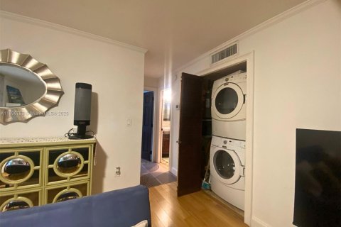 Condo in Miami Beach, Florida, 1 bedroom  № 2012909 - photo 8